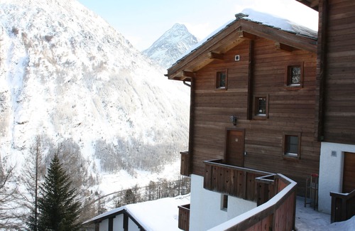 Saas-Fee Ski Chalet | Sunny 3-Bedroom Chalet with Hot Tub & Ocean View Retreat
