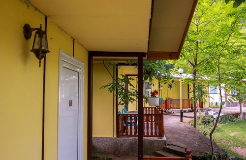 Kamena House | Cozy Bungalow Perfect for 2 or 3 with Great Amenities