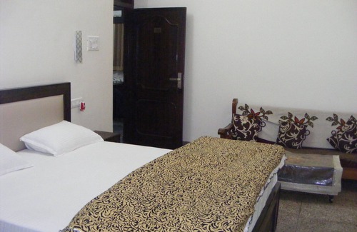 Amer Fort Road Hotel | Comfortable Hotel Getaway for Groups and Families