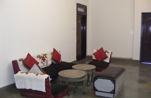 Amer Fort Road Hotel | Comfortable Hotel Getaway for Groups and Families