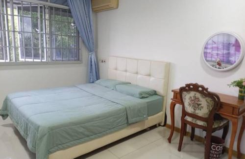 Kuching Apartment | Cozy Getaway: 2B Flat in Kuching - Pet & Child Friendly