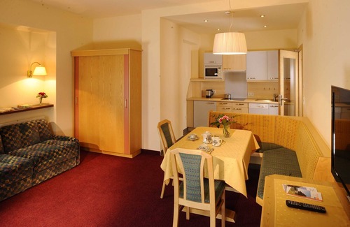 Nauders Apartment | Cozy Retreat at Aparthotel Arabella with Ocean Views