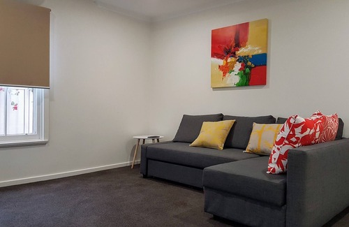 Mildura House | Cozy Homely Getaway in Mildura - Pets Welcome & Kitchen