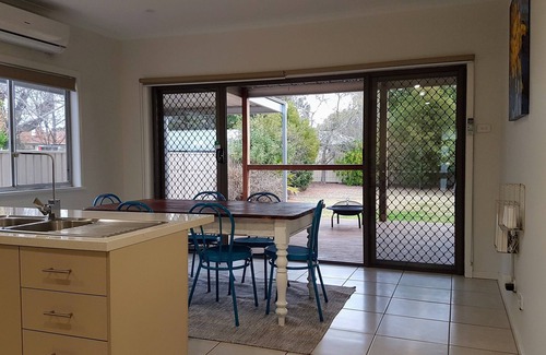Mildura House | Cozy Homely Getaway in Mildura - Pets Welcome & Kitchen