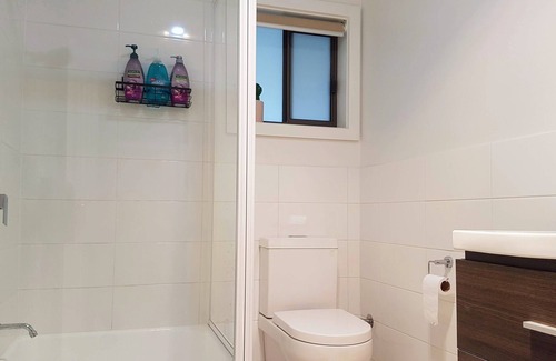Mildura House | Cozy Homely Getaway in Mildura - Pets Welcome & Kitchen