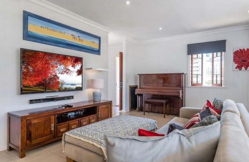Bardon House | Inviting Homely Hideaway Bardon: Rated 9/10 with Pool Access
