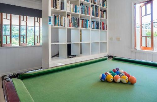 Bardon House | Inviting Homely Hideaway Bardon: Rated 9/10 with Pool Access