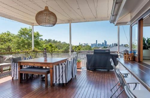 Bardon House | Inviting Homely Hideaway Bardon: Rated 9/10 with Pool Access