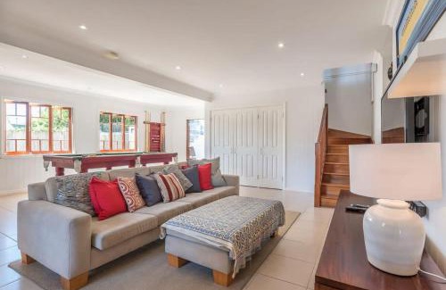 Bardon House | Inviting Homely Hideaway Bardon: Rated 9/10 with Pool Access