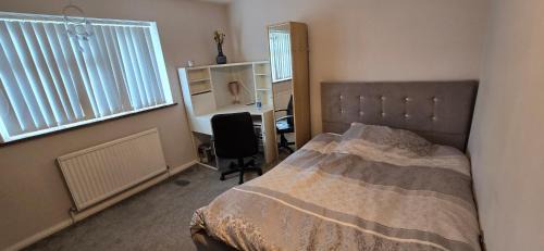 Aylesbury House | Cozy Retreat at Homely Home with Hot Tub & Kitchen