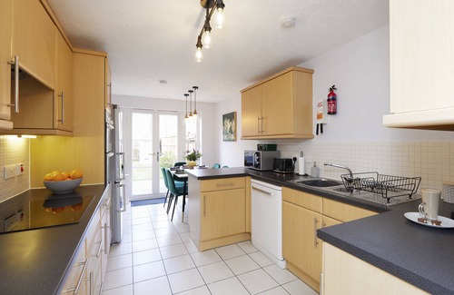 Solihull House | Cozy Retreat for Families and Contractors: Wifi & Netflix