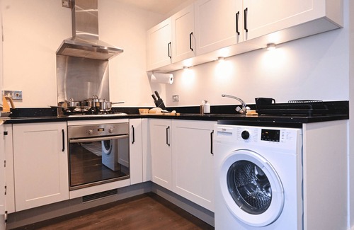 Cranfield Apartment | Cozy Flat with Balcony, Fast Wi-Fi & Breakfast Included