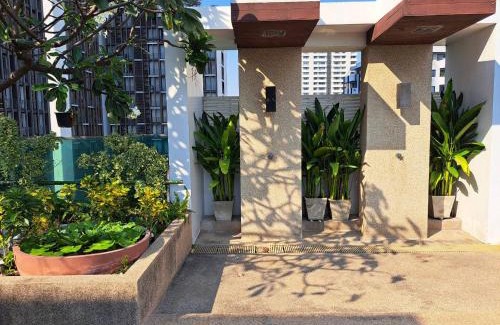 Asoke Apartment | Cozy Room Near BTS and Mall with Pool & Ocean Views