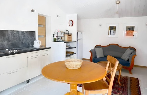 Saint-Quentin-la-Poterie Apartment | Cozy Apartment with Garden at Saint-Quentin-la-Poterie