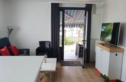 Argenteuil House | Cozy Retreat with Terrace and Lake View in Argenteuil