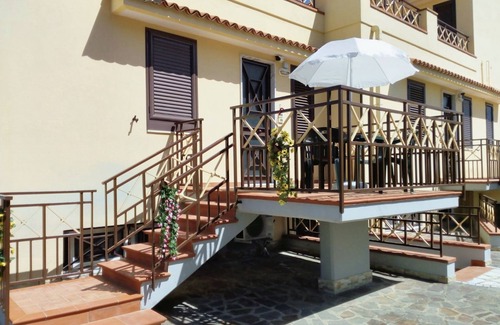 Laura Apartment | Cozy Oceanfront Apartment with Terrace in Capaccio