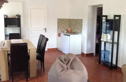 Montauriol Apartment | Relaxing Apartment for 3 with Shared Pool in Montauriol