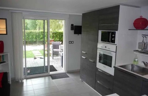 Latresne Apartment | Cozy Retreat with Jacuzzi and Terrace in Latresne