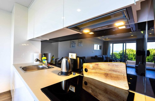Donja luka Apartment | Coastal Retreat: Beachside Apartment for 5 in Makarska