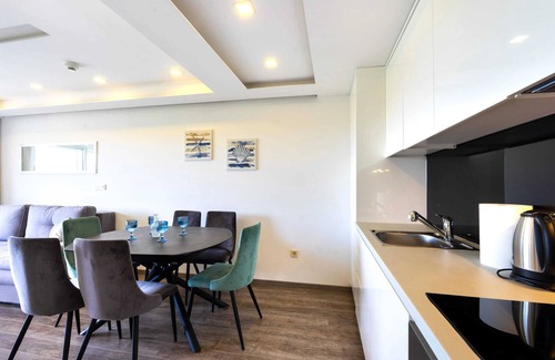 Donja luka Apartment | Coastal Retreat: Beachside Apartment for 5 in Makarska