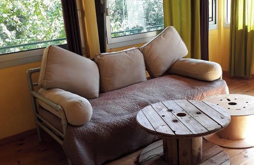 Gornies Apartment | Idyllic Garden Apartment in Gorniès with Spa & Lake View