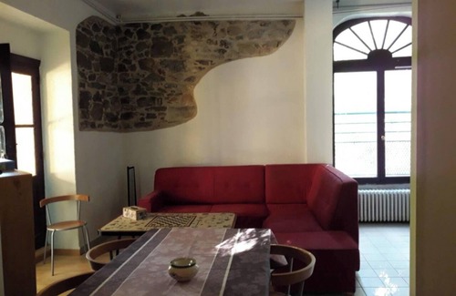 Gornies Apartment | Idyllic Garden Apartment in Gorniès with Spa & Lake View