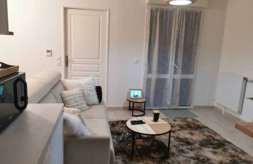 Viroflay Apartment | Homerez - Apt Viroflay park. ter.