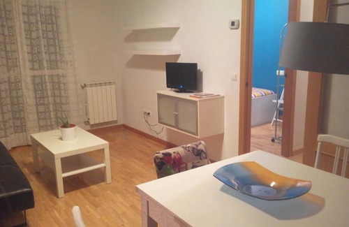 Zamora Apartment | Pet Friendly Garden View Apartment with Spa & Breakfast