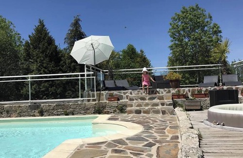 Banes House | Inviting Bungalow with Shared Pool in Argences en Aubrac