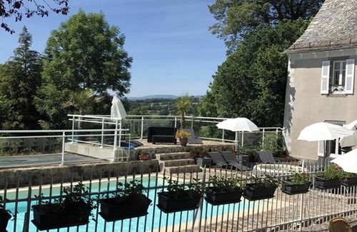 Banes House | Inviting Bungalow with Shared Pool in Argences en Aubrac