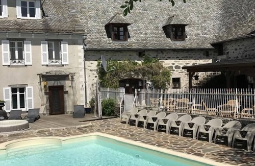 Banes House | Homerez - Bungalow in Argences-en-Aubrac with Pool