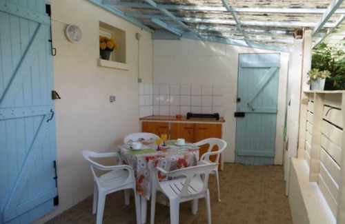 Cassen Apartment | Cozy Apartment for 4 in Cassen with Pool & Pet Friendly
