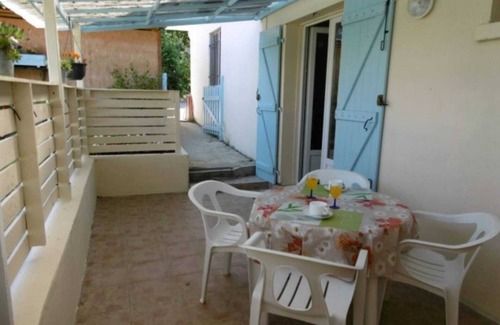 Cassen Apartment | Cozy Apartment for 4 in Cassen with Pool & Pet Friendly