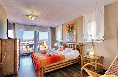 El Mas Isaac Ski Chalet | Homerez - Chalet for 10 ppl. with swimming-pool and terrace at Palau saverdera