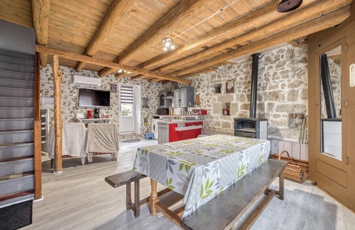 Valprivas House | Pet-Friendly Retreat with Pool and Garden in Valprivas