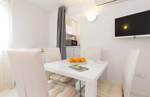 Skrbcici House | Cozy Beach House with Garden for 4 People in Skrpčići