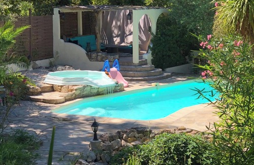 Neoules Villa | Relaxing Villa with Pool and Garden in Néoules
