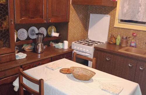 Montlucon House | Homerez - Comfortable house in Montluçon with secluded garden