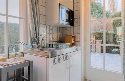 Courcelles House | Charming Retreat for 4 with Terrace in Courcelles