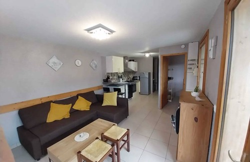 Beranger Apartment | Sunny Mountain Apartment with Spa and Terrace in Les Belleville