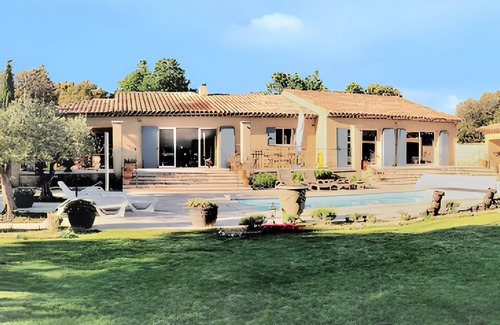 Regusse Villa | Homerez - Elegant Villa in Régusse with Private Pool