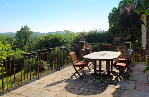 Saint-Cybranet House | Homerez - House for 8 ppl. with shared pool and terrace at Saint-Cybranet