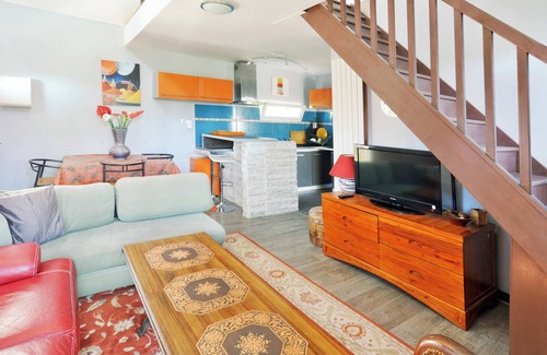 Ferolles-Attilly House | Inviting Retreat in Férolles-Attilly with Spa & Breakfast