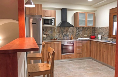 Cretas House | Spacious House for 10 with Terrace in Cretas