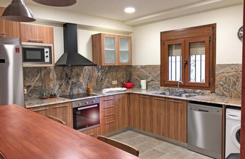 Cretas House | Spacious House for 10 with Terrace in Cretas