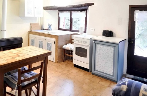 Dompnac House | Guest Rated 10/10: Homerez Mountain View Retreat