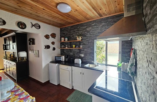 Furnas House | Charming Retreat for 4 with Balcony and Ocean View
