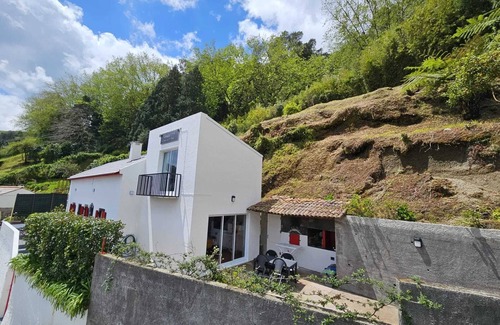 Furnas House | Charming Retreat for 4 with Balcony and Ocean View