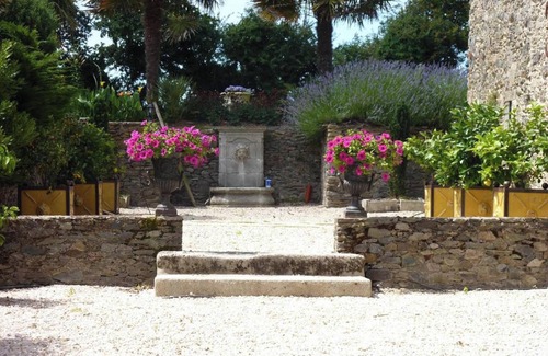 Landevieille House | Discover Homerez: Cozy Retreat with Garden & Ocean View