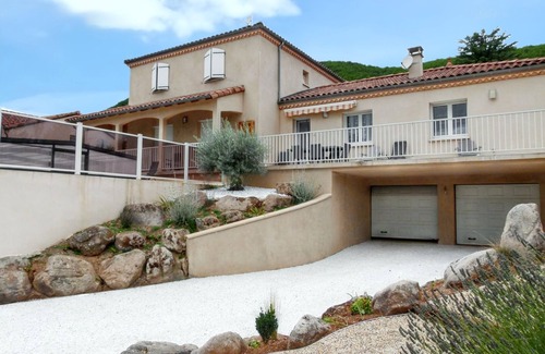 Nant House | Ideal Retreat for 4 with Pool and Lake Views in Nant